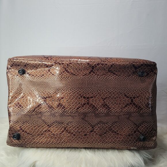 Travel Concepts Snakeskin Overnight Bag/Carry-on with Make-up Case - Picture 5 of 10